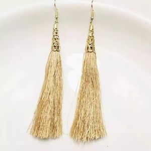 LAST 1 🚨 ⭐️HOST PICK⭐️ Tan & Gold Tassel Earrings